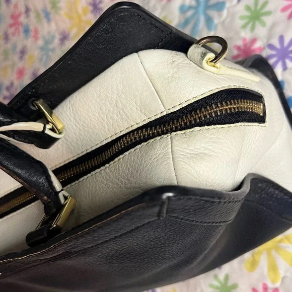 👜 😍ToryBurch black and white Leather satchel
